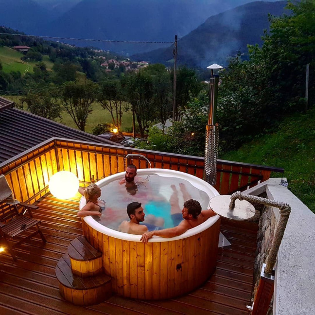 DeLux 220 Hot Tub - Luxurious Outdoor Spa