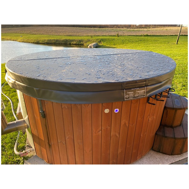 DeLux 220 Hot Tub - Luxurious Outdoor Spa