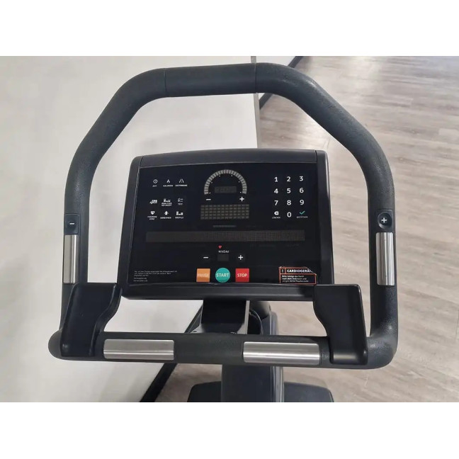 TECHNOGYM Excite 1000 LED rower pionowy Używana/Regenerowana - Idealny stan